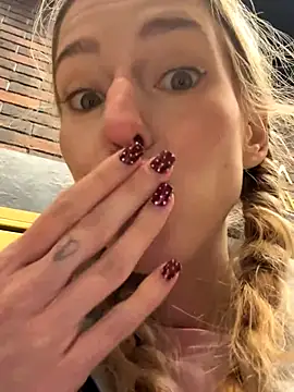 kira mia online show from December 13, 2025, 8:04 pm