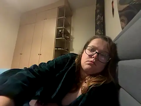 Snapshot of Scarletcum22 chatting on December 3, 2025, 7:08 am Scarletcum22 online show from December 3, 2025, 7:08 am