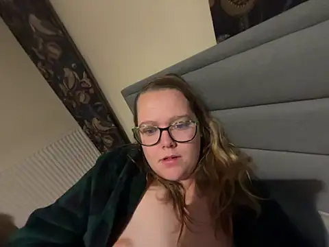 Snapshot of Scarletcum22 chatting on December 16, 2025, 7:12 am Scarletcum22 online show from December 16, 2025, 7:12 am