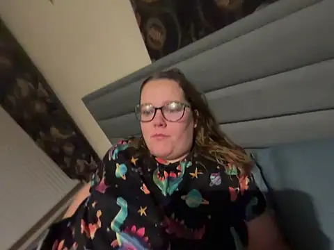 Snapshot of Scarletcum22 chatting on December 17, 2025, 7:46 am Scarletcum22 online show from December 17, 2025, 7:46 am