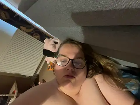 Snapshot of Scarletcum22 chatting on November 15, 2025, 9:13 am Scarletcum22 online show from November 15, 2025, 9:13 am