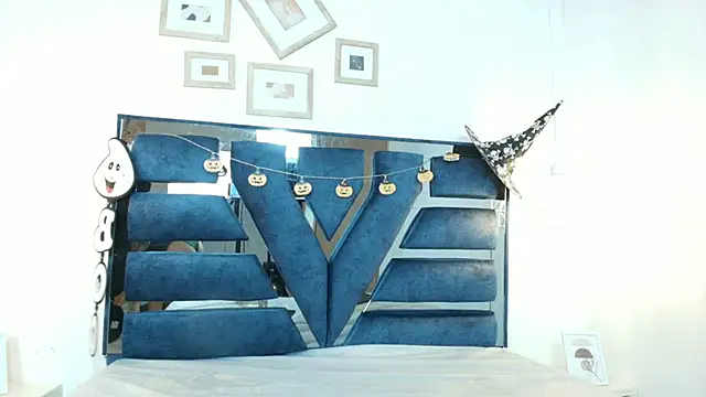 Mindy Star  online show from October 28, 2025, 12:48 pm