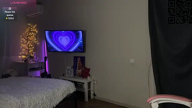 ella simons online show from December 1, 2025, 1:39 am