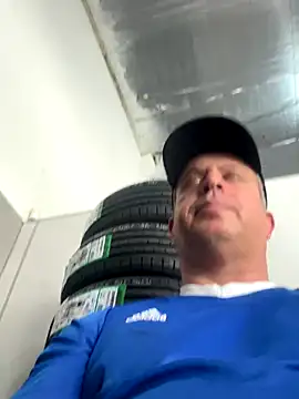 Snapshot of wellingtonmds chatting on October 29, 2025, 1:21 pm wellingtonmds online show from October 29, 2025, 1:21 pm