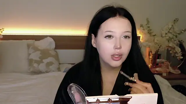 Felicia Herceg online show from October 24, 2025, 5:56 pm