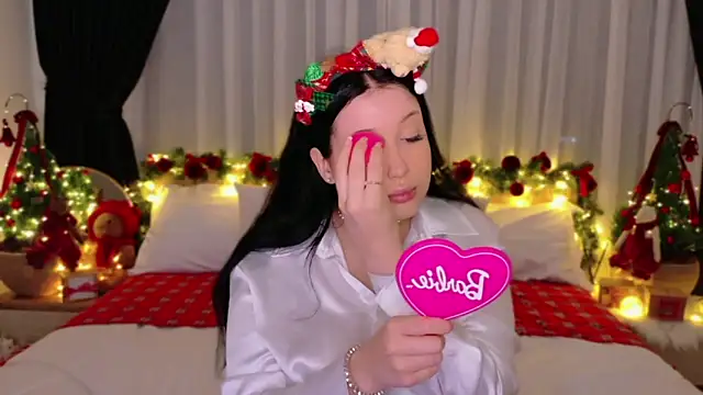 Felicia Herceg online show from December 4, 2025, 7:35 pm