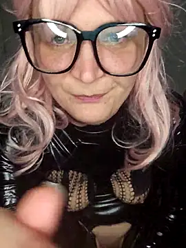 Snapshot of LunaXshade chatting on October 28, 2025, 12:59 pm LunaXshade online show from October 28, 2025, 12:59 pm