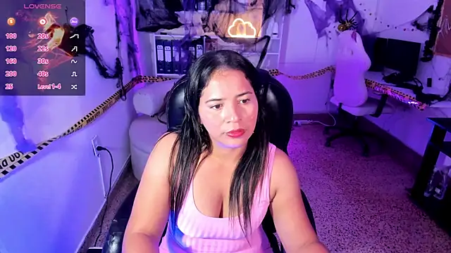 Snapshot of Dulce_Stones chatting on October 20, 2025, 6:19 pm Dulce Stones online show from October 20, 2025, 6:19 pm