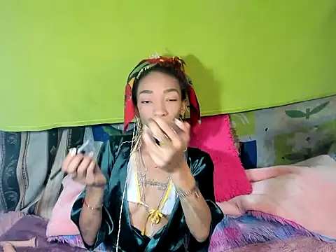 Snapshot of YAILIN_04 chatting on November 6, 2025, 8:02 pm YAILIN 04 online show from November 6, 2025, 8:02 pm