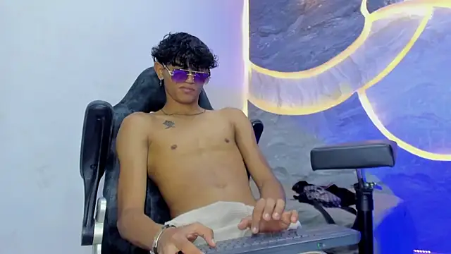 Snapshot of Sex_Boy_33_ chatting on November 11, 2025, 5:13 am Sex Boy 33 online show from November 11, 2025, 5:13 am