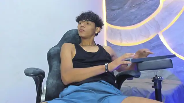 Snapshot of Sex_Boy_33_ chatting on November 15, 2025, 6:17 am Sex Boy 33 online show from November 15, 2025, 6:17 am