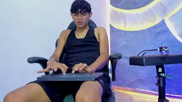 Snapshot of Sex_Boy_33_ chatting on November 6, 2025, 4:27 am Sex Boy 33 online show from November 6, 2025, 4:27 am