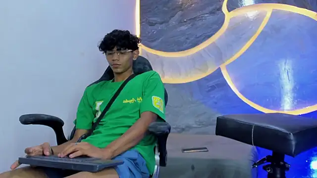 Snapshot of Sex_Boy_33_ chatting on November 2, 2025, 3:44 am Sex Boy 33 online show from November 2, 2025, 3:44 am