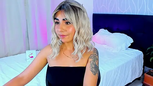 Snapshot of Emilyvalk_ chatting on November 4, 2025, 10:57 pm Emilyvalk online show from November 4, 2025, 10:57 pm