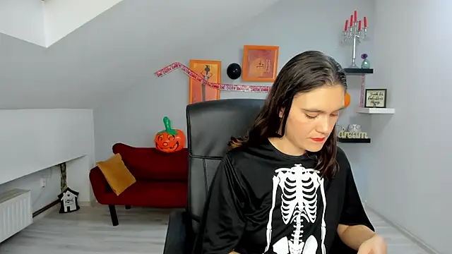 IzzyMonro online show from October 30, 2025, 8:50 pm