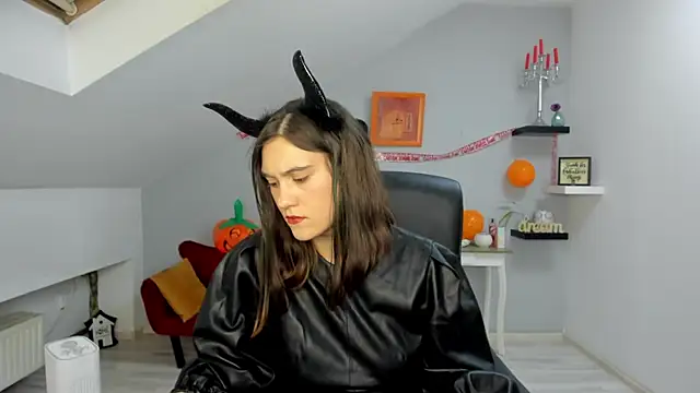 IzzyMonro online show from October 31, 2025, 8:49 pm