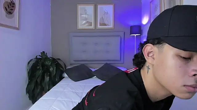 ApoloRicci online show from October 30, 2025, 8:17 pm