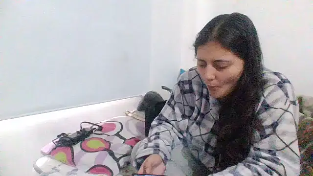 Layla Latina online show from November 29, 2025, 9:48 pm