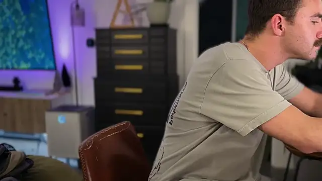 Snapshot of bobbyatx chatting on November 19, 2025, 10:37 am bobbyatx online show from November 19, 2025, 10:37 am