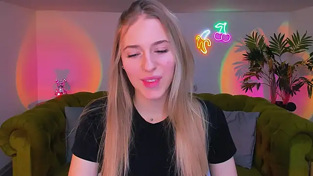 Snapshot of sassy_cutie chatting on November 28, 2025, 8:20 pm sassy cutie online show from November 28, 2025, 8:20 pm