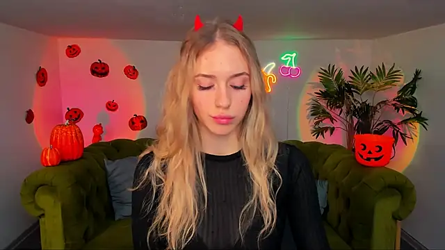 Snapshot of sassy_cutie chatting on October 29, 2025, 6:34 am sassy cutie online show from October 29, 2025, 6:34 am