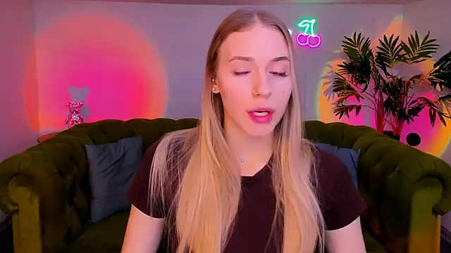 Snapshot of sassy_cutie chatting on November 18, 2025, 6:17 am sassy cutie online show from November 18, 2025, 6:17 am