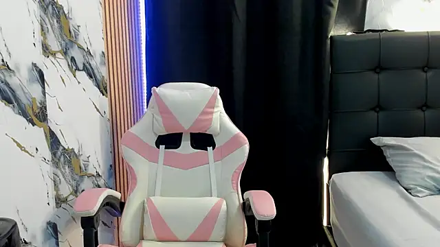 Snapshot of Scarlet_DLuce chatting on November 14, 2025, 9:46 am Scarlet DLuce online show from November 14, 2025, 9:46 am