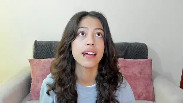 Snapshot of emily_jonessxx chatting on December 5, 2025, 1:32 pm emily jonessxx online show from December 5, 2025, 1:32 pm