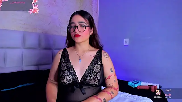 AlmaLopez  online show from November 9, 2025, 1:15 pm