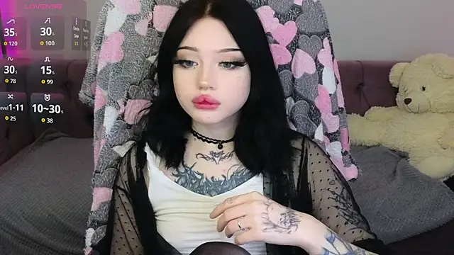 Snapshot of Emma_Kirks chatting on December 15, 2025, 10:32 am Emma Kirks online show from December 15, 2025, 10:32 am