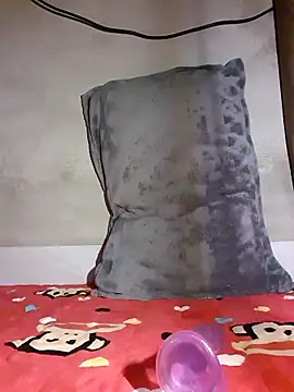 Snapshot of YennyeLa chatting on December 2, 2025, 10:55 pm YennyeLa online show from December 2, 2025, 10:55 pm