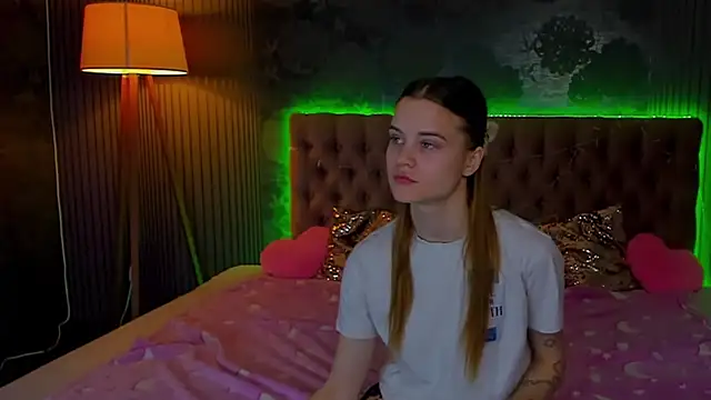 Snapshot of LuisaClover chatting on November 28, 2025, 1:33 pm LuisaClover online show from November 28, 2025, 1:33 pm