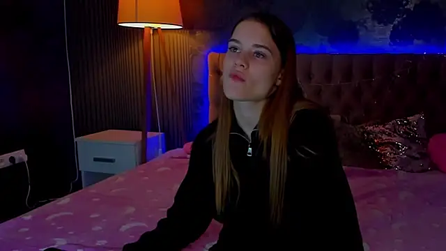 Snapshot of LuisaClover chatting on November 30, 2025, 1:01 pm LuisaClover online show from November 30, 2025, 1:01 pm