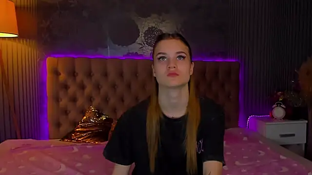 Snapshot of LuisaClover chatting on November 19, 2025, 1:22 pm LuisaClover online show from November 19, 2025, 1:22 pm