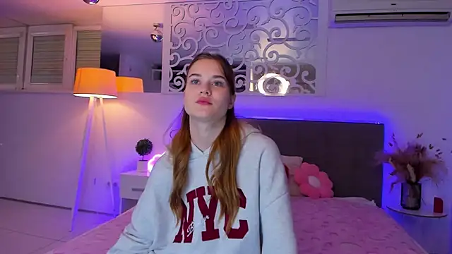 Snapshot of LuisaClover chatting on December 1, 2025, 1:56 pm LuisaClover online show from December 1, 2025, 1:56 pm