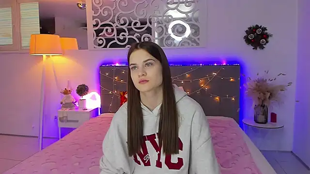 LuisaClover online show from December 22, 2025, 1:11 pm