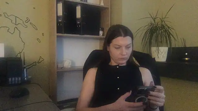 Snapshot of DollyRoma chatting on November 25, 2025, 12:38 pm DollyRoma online show from November 25, 2025, 12:38 pm