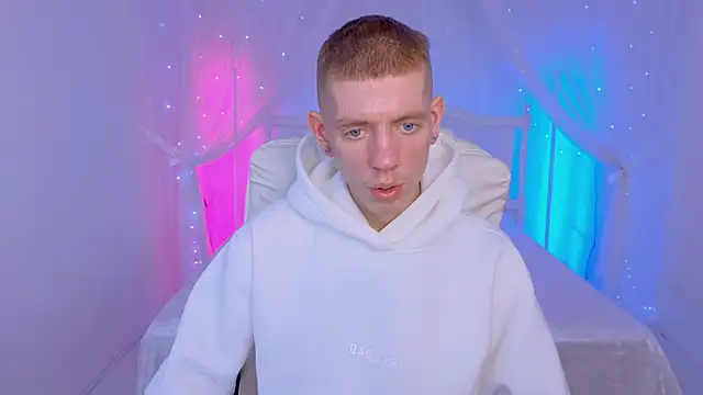 Cristian  Dior online show from November 29, 2025, 1:44 pm