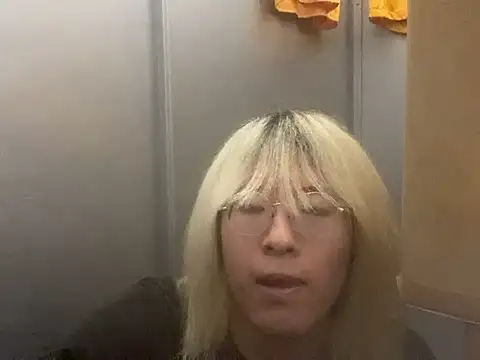 MUIMUICHAN27 online show from December 19, 2025, 5:32 am