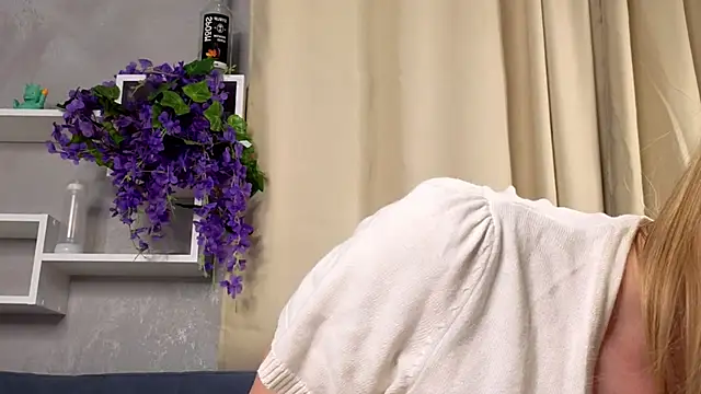 ElissaGlod online show from February 27, 2026, 1:11 pm