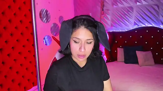 Snapshot of Roxanne_Han chatting on July 17, 2026, 12:35 pm Roxanne Han online show from July 17, 2026, 12:35 pm