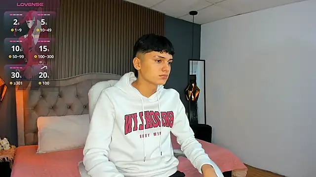 Maxii18  online show from October 27, 2025, 1:45 pm