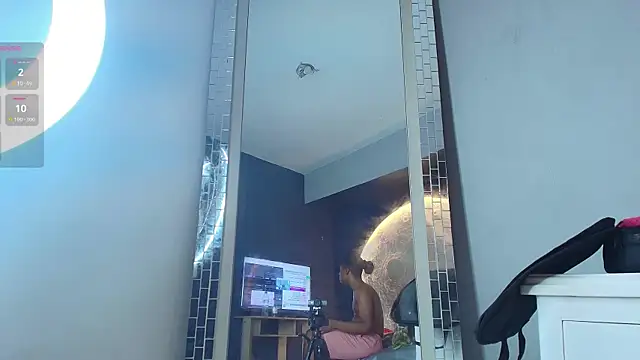 Snapshot of NaomiQueents chatting on November 14, 2025, 12:42 pm NaomiQueents online show from November 14, 2025, 12:42 pm