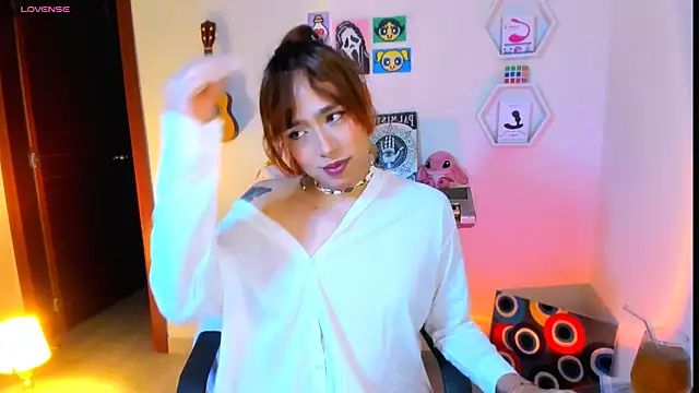 AdelineEsposito online show from March 19, 2026, 2:33 am