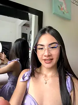 IslaCole online show from November 7, 2025, 8:13 pm