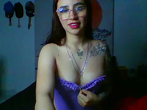 Snapshot of MiaHotVibes2 chatting on October 31, 2025, 4:31 am MiaHotVibes2 online show from October 31, 2025, 4:31 am