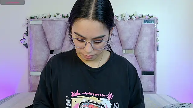 Snapshot of Iris_mandarinne chatting on October 28, 2025, 6:18 pm Iris mandarinne online show from October 28, 2025, 6:18 pm