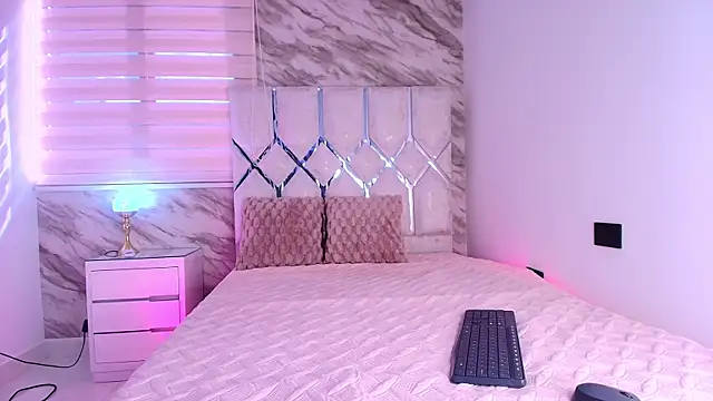 ellisrossi online show from November 7, 2025, 7:18 pm