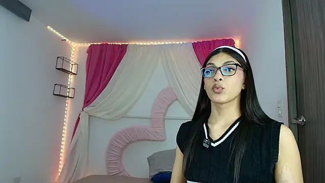 Snapshot of Arimoonn chatting on April 22, 2026, 12:28 am Arimoonn online show from April 22, 2026, 12:28 am
