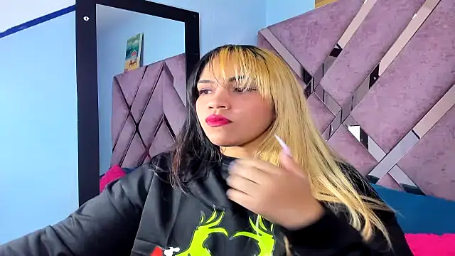 Snapshot of Faehlis_ chatting on November 12, 2025, 4:05 am Faehlis online show from November 12, 2025, 4:05 am